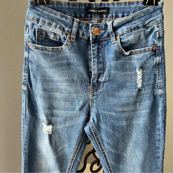 Almost famous size 5, distressed skinny jeans - Picture 2 of 10